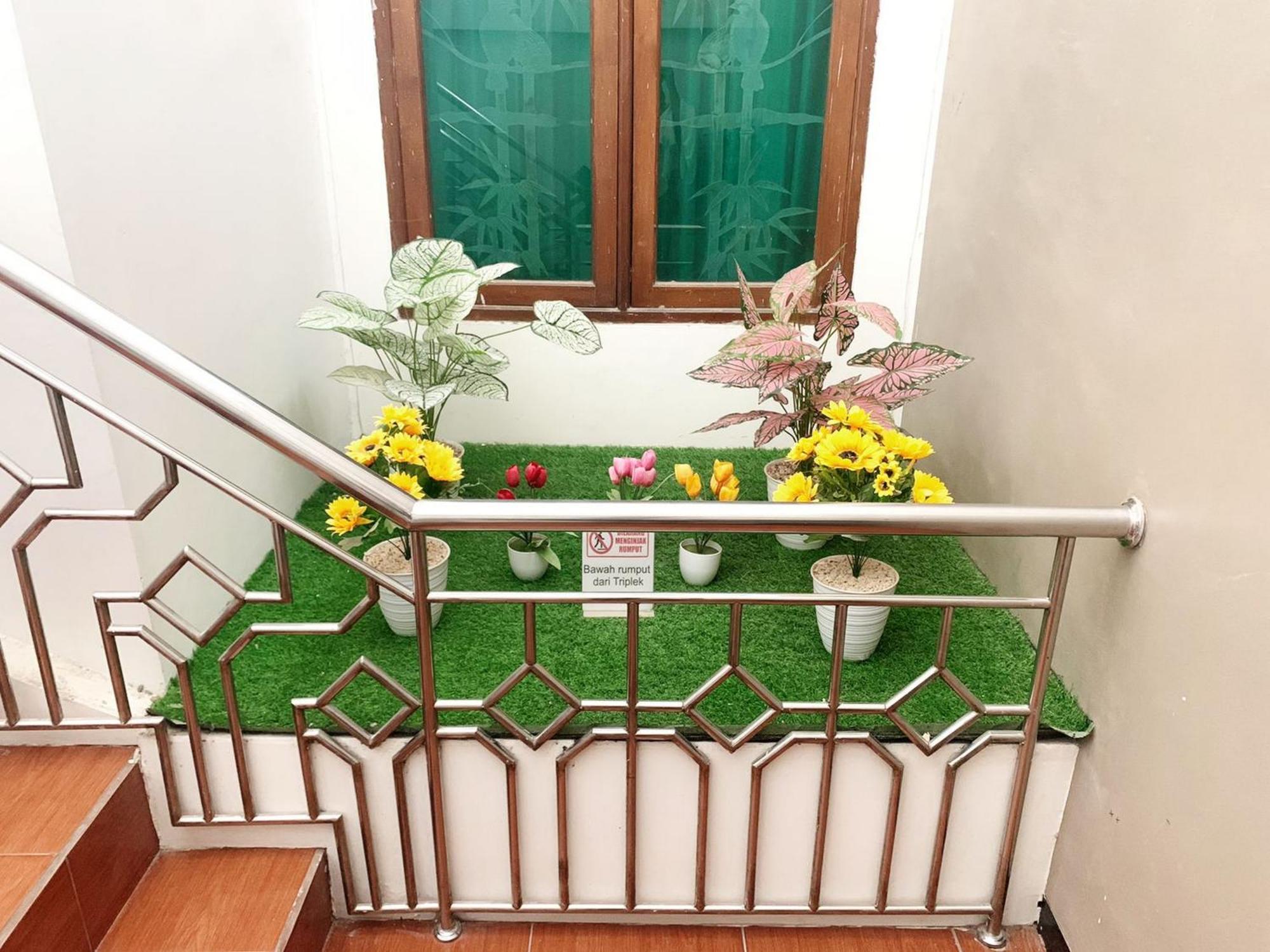 Tjahaja Baroe Syariah Mitra Reddoorz At Dukuh Kupang Hotel Surabaya Exterior photo